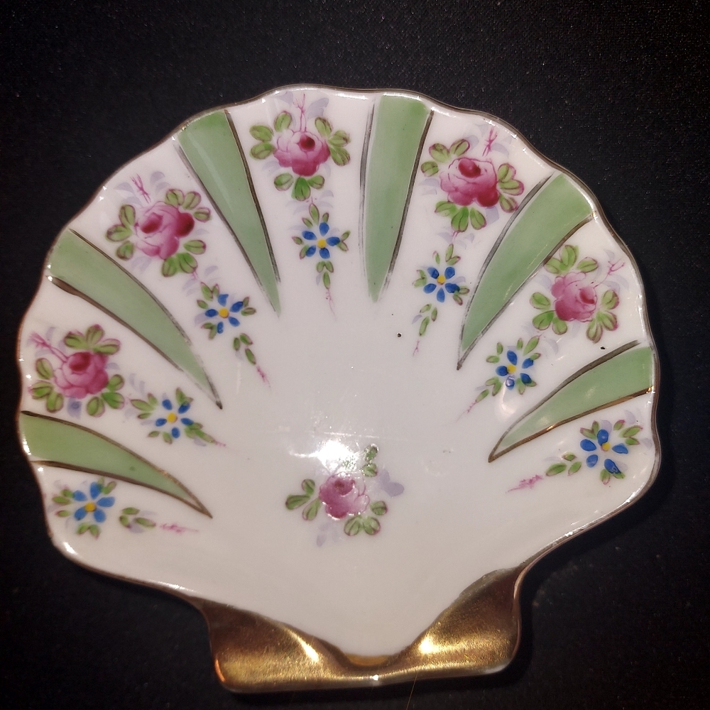 SGK CHINA. Hand Painted Porcelain Shell Shaped Trinket Dish.
